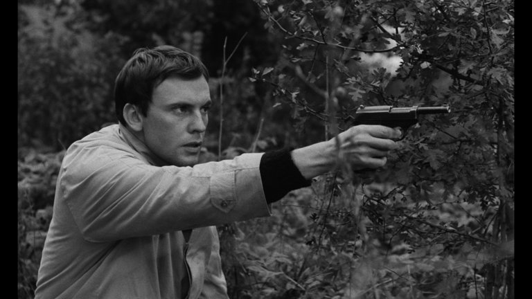 Screen capture from Le combat dans l'ile