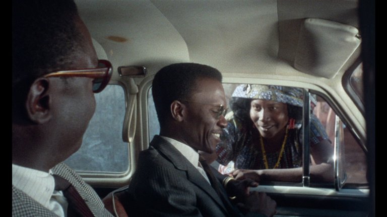 Screen capture from Mandabi