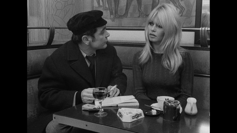 Screen capture from Masculin féminin