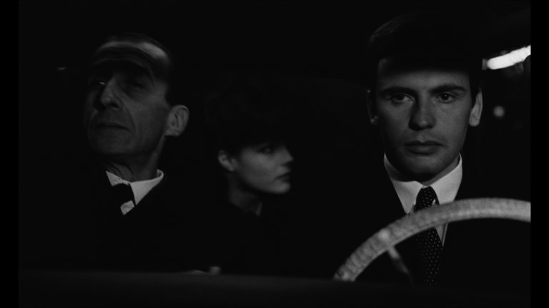 Screen capture from Le combat dans l'ile