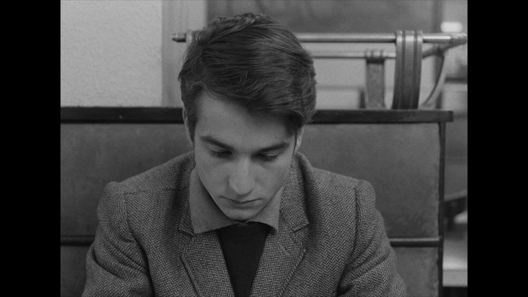 Screen capture from Masculin féminin