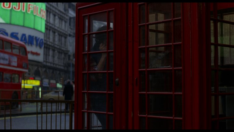 Screen capture from An American Werewolf in London