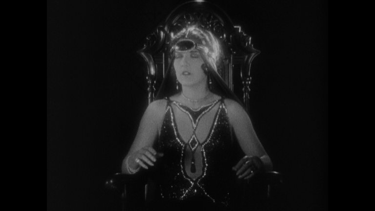 Screen capture from Freaks / The Unknown / The Mystic: Tod Browning’s Sideshow Shockers