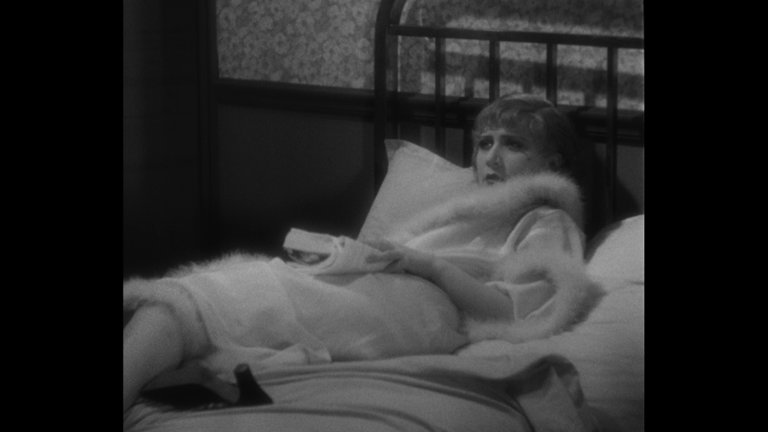 Screen capture from La chienne