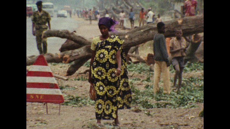 Screen capture from Sambizanga / Prisioneros de la tierra