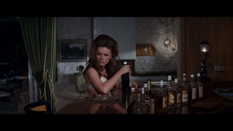 Screen capture from Valley of the Dolls