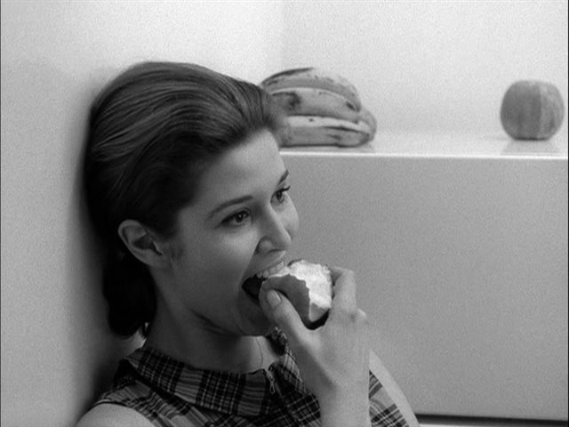 Screen capture from Masculin féminin