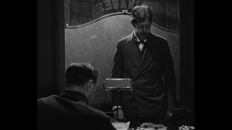 Screen capture from La chienne
