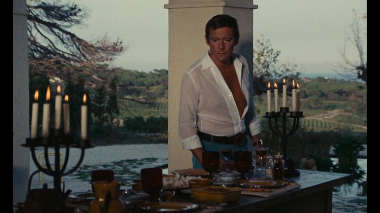 Screen capture from La piscine