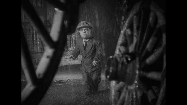 Screen capture from Freaks / The Unknown / The Mystic: Tod Browning’s Sideshow Shockers