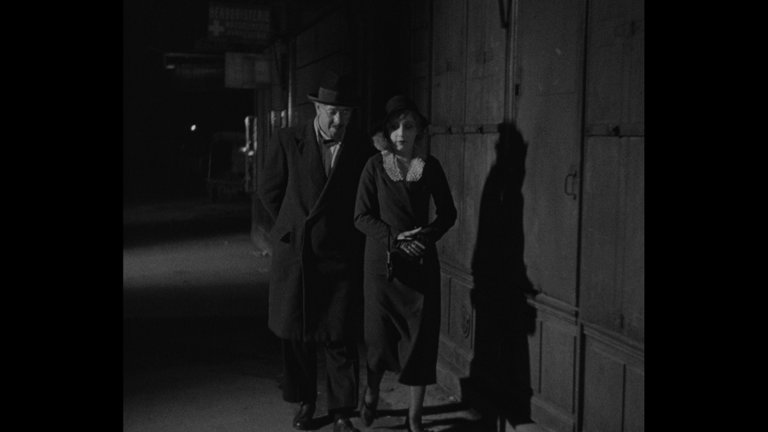 Screen capture from La chienne