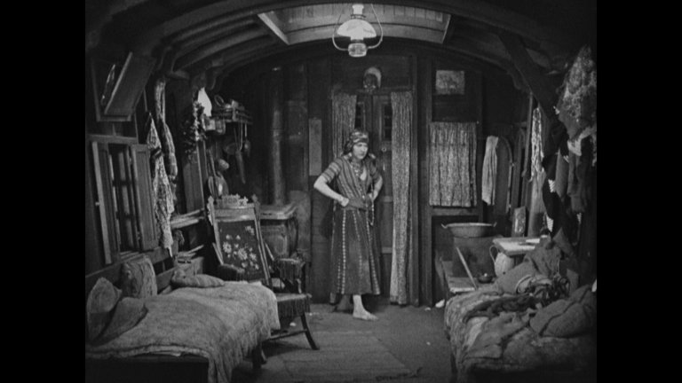Screen capture from Freaks / The Unknown / The Mystic: Tod Browning’s Sideshow Shockers