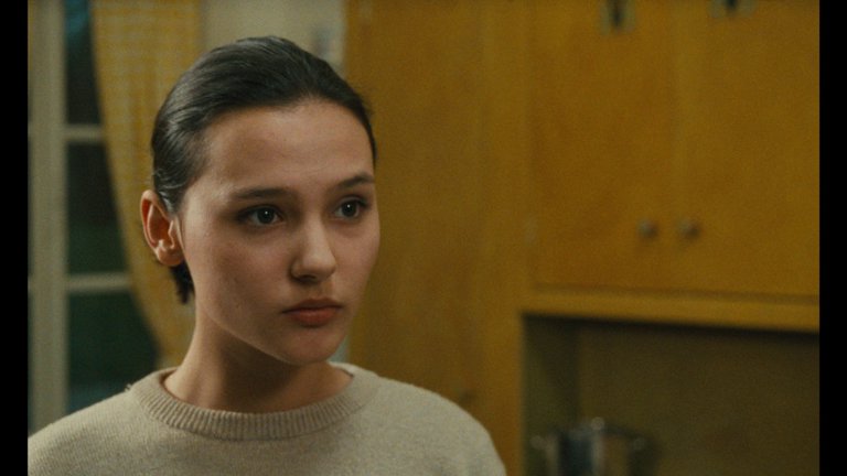Screen capture from La cérémonie