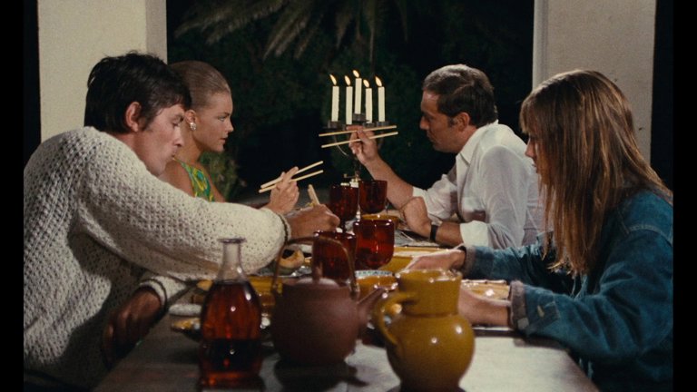 Screen capture from La piscine