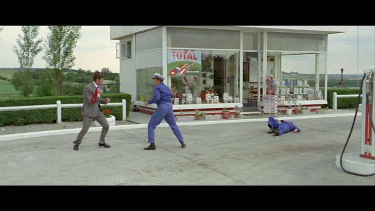 Screen capture from Pierrot le fou