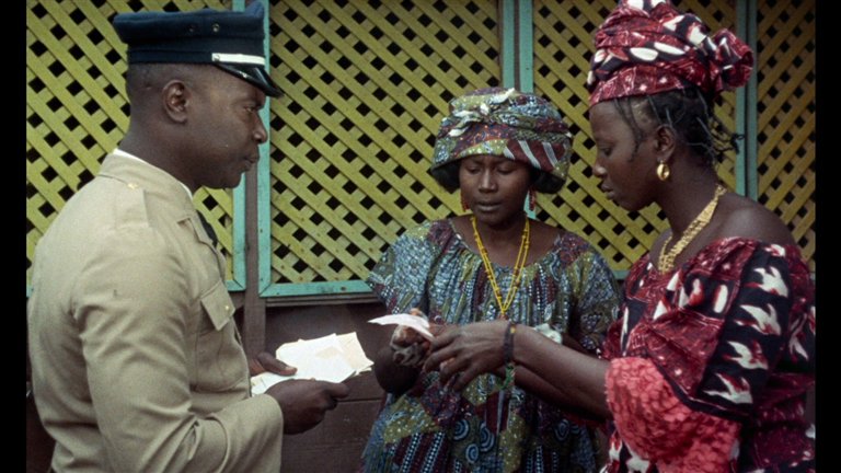 Screen capture from Mandabi