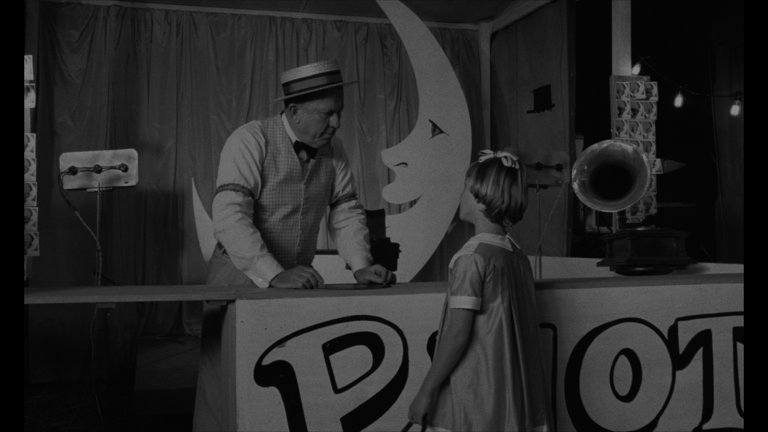Screen capture from Paper Moon