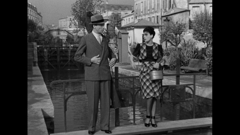 Screen capture from Hôtel du Nord