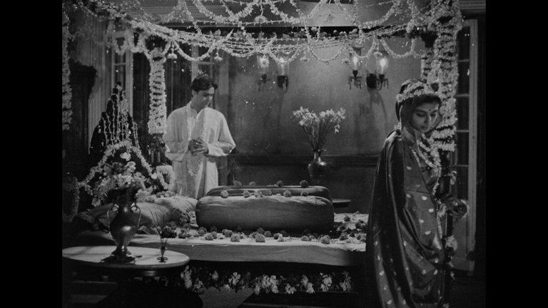 Screen capture from Apur Sansar