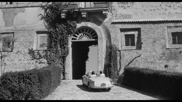 Screen capture from Commedia all'italiana