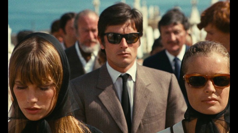 Screen capture from La piscine