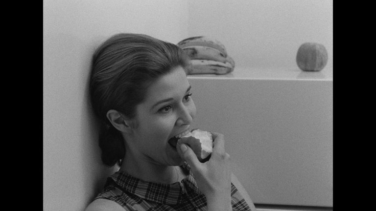 Screen capture from Masculin féminin