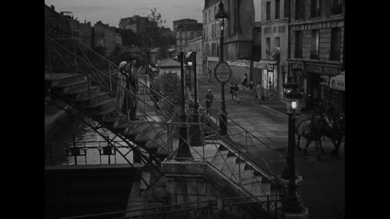 Screen capture from Hôtel du Nord