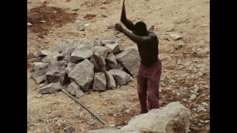 Screen capture from Sambizanga / Prisioneros de la tierra