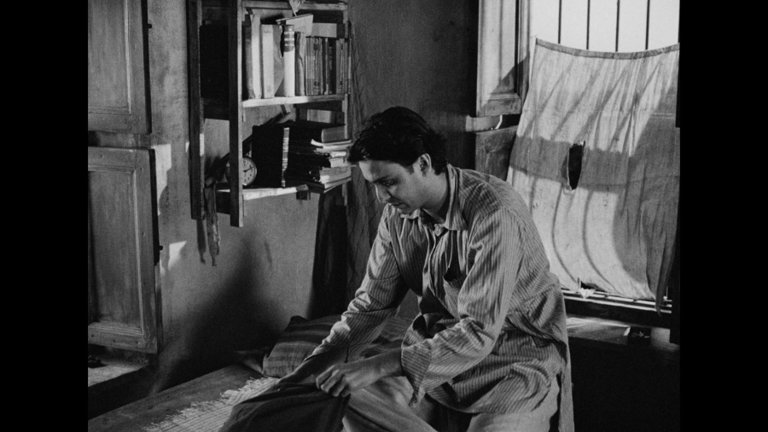Screen capture from Apur Sansar