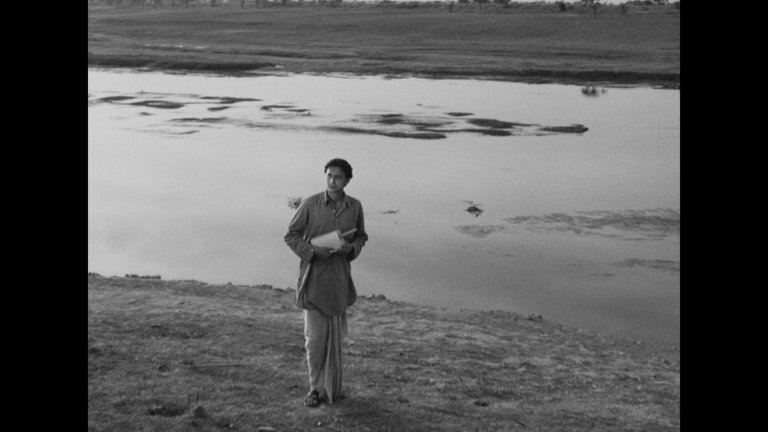 Screen capture from Apur Sansar