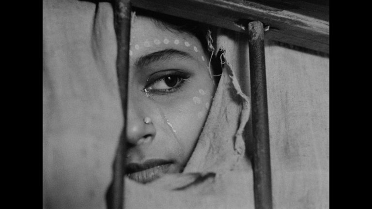 Screen capture from Apur Sansar