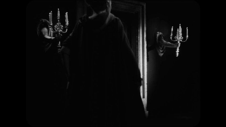Screen capture from La Belle et la bête