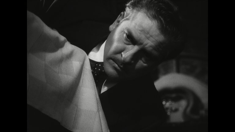 Screen capture from Él