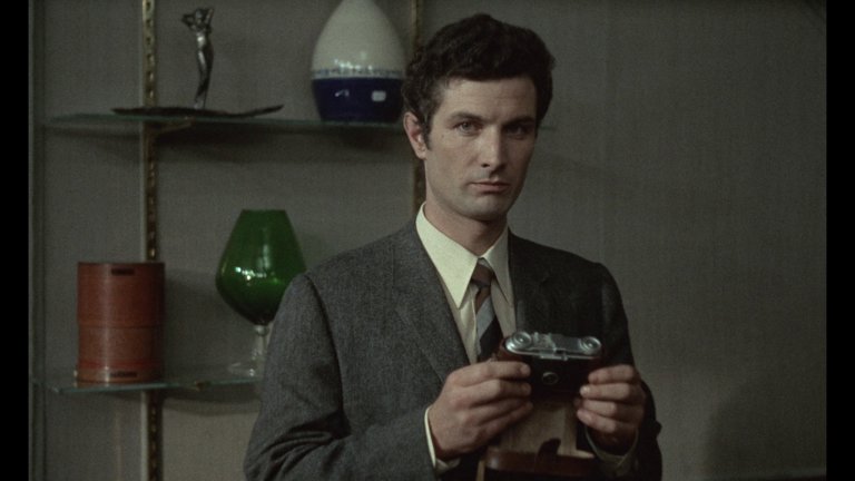 Screen capture from Une femme douce