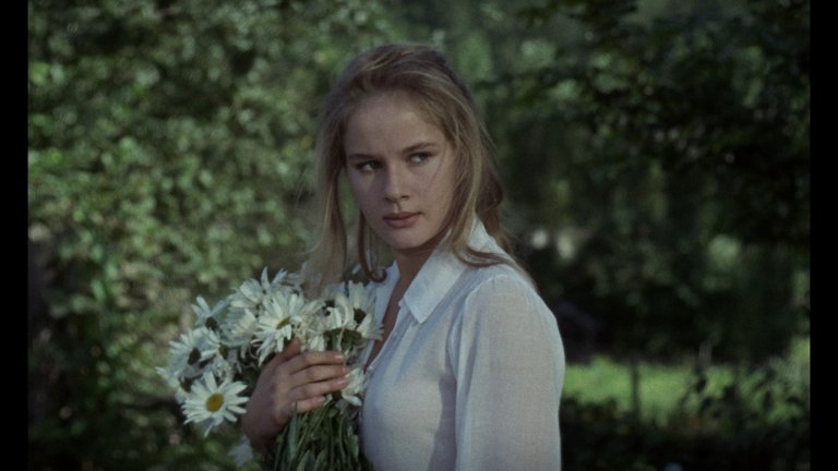 Screen capture from Une femme douce