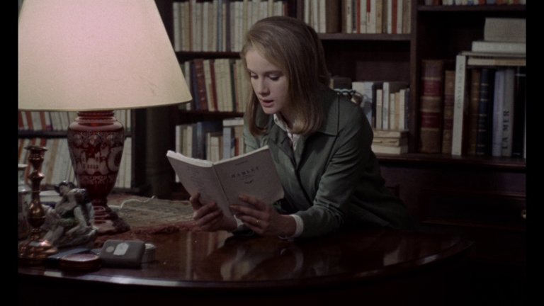 Screen capture from Une femme douce