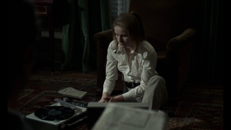 Screen capture from Une femme douce
