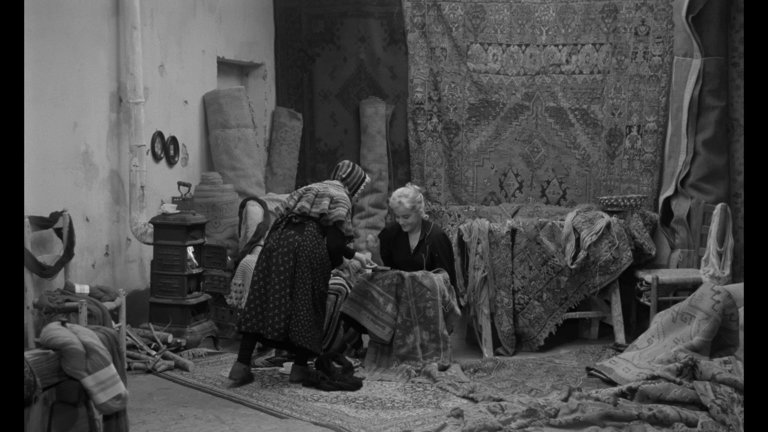 Screen capture from Le notti bianche