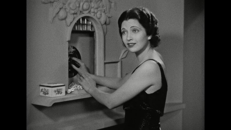 Screen capture from Trouble in Paradise