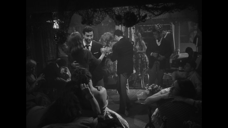 Screen capture from La tête contre les murs