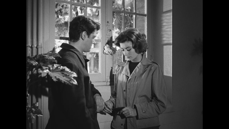 Screen capture from La tête contre les murs