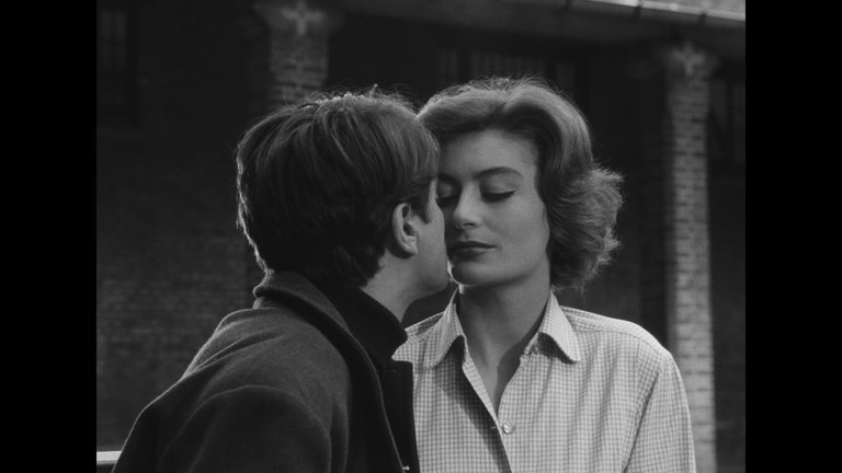 Screen capture from La tête contre les murs