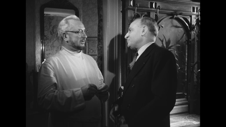 Screen capture from La tête contre les murs