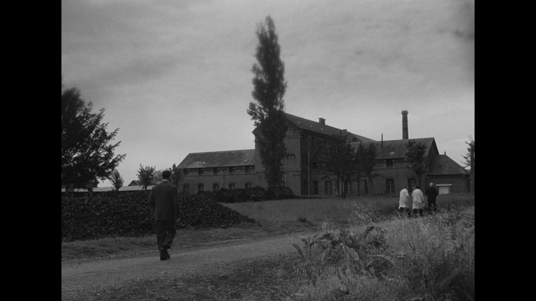 Screen capture from La tête contre les murs