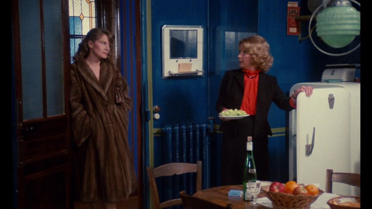 Screen capture from Une chambre en ville