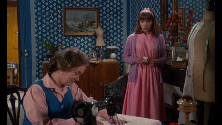 Screen capture from Une chambre en ville
