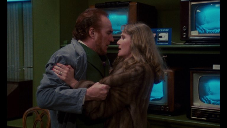 Screen capture from Une chambre en ville
