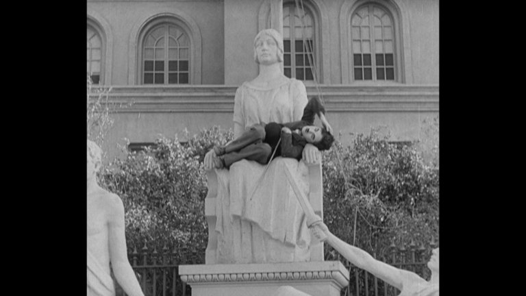 Screen capture from City Lights