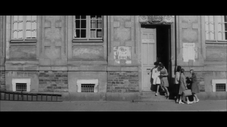 Screen capture from Lola
