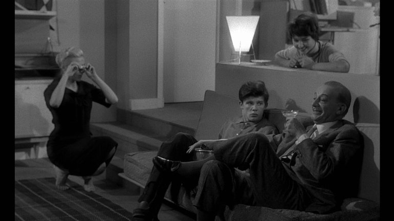 Screen capture from Elevator to the Gallows